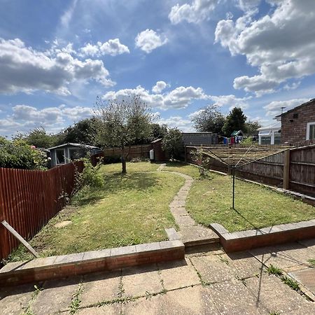 Charming 3-Bed House In Leighton Buzzard Vila Exterior foto
